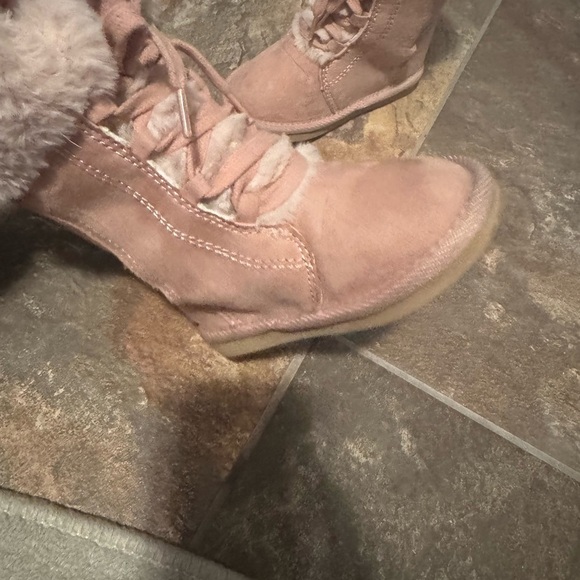 Like new toddler girl size 8 Cozy Pink Fur-Lined Boots - Picture 3 of 5